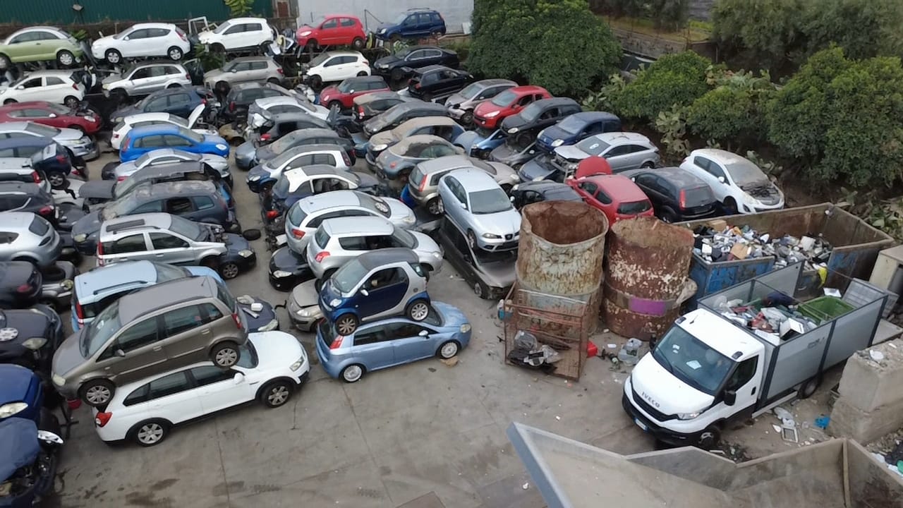 Area autodemolizione con veicoli da recuperare a Santa Venerina