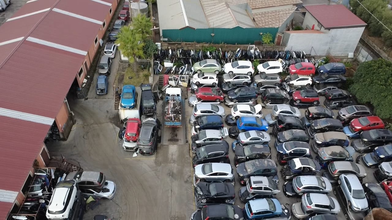 Parco veicoli destinati ad autodemolizione Ditta Battiato Venerando